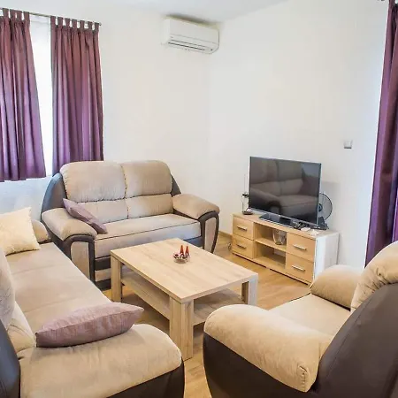 Holiday home J&d No 2 Podstrana